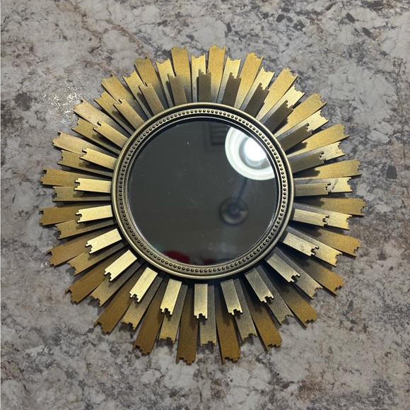 Small gold round mirror - Picture 1 of 2